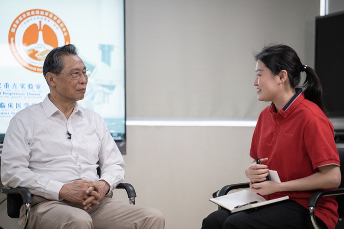 △钟院士正在与刘家怡交谈