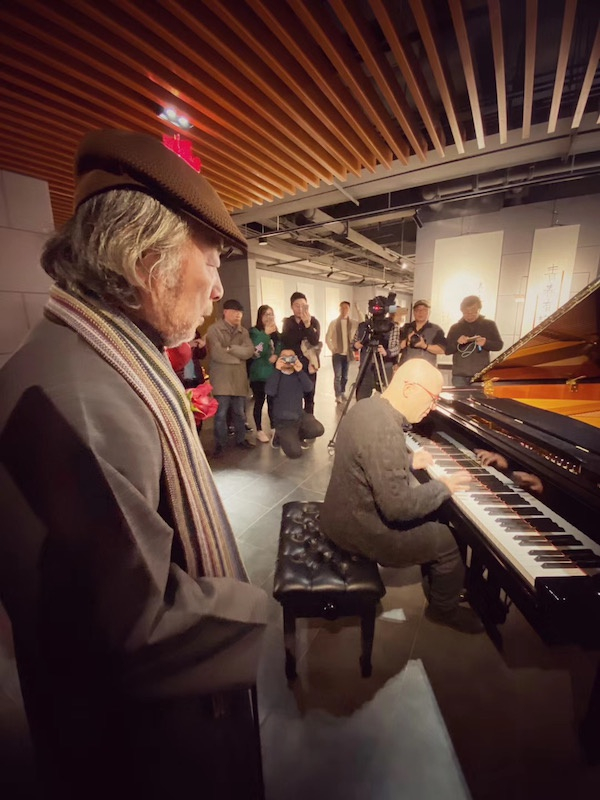 展览开幕式上，孔祥东演出现场