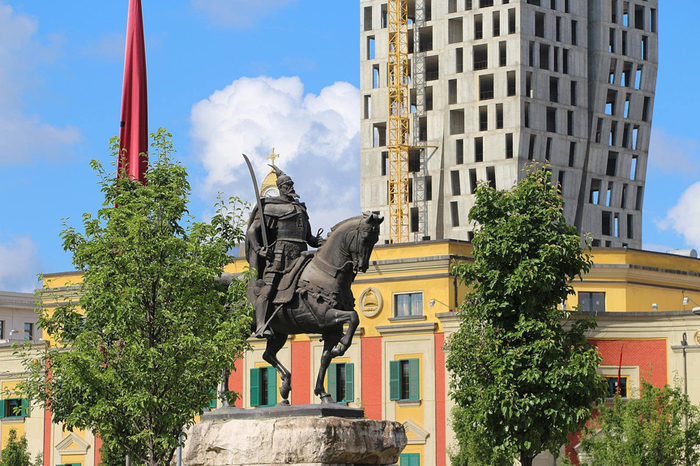 斯坎德培骑马的铜像 阿尔巴尼亚国家旅游局 图