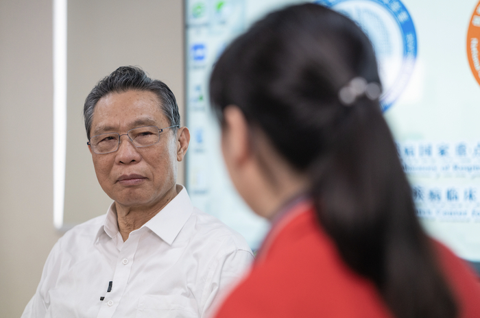 　△钟院士正在与刘家怡交谈