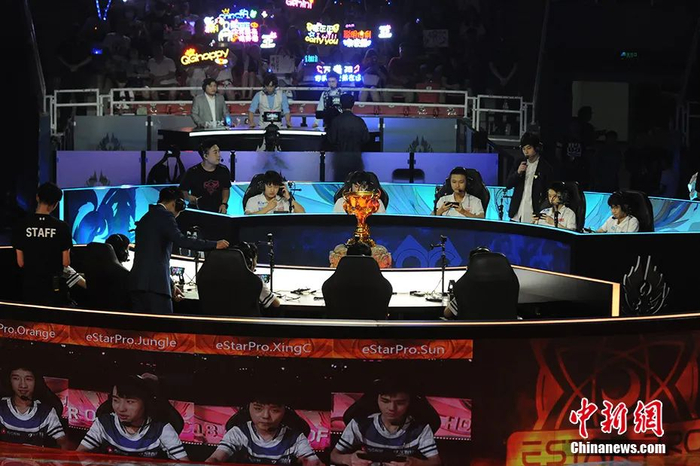 QGhappy与eStarPro两队激烈比赛中。中新网记者 翟璐 摄