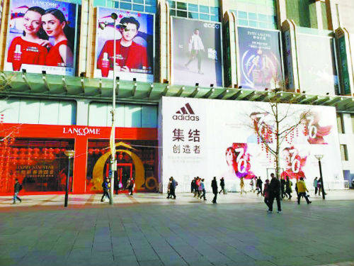 H&M王府井大街临街门店悄然关闭，取而代之的是阿迪达斯。