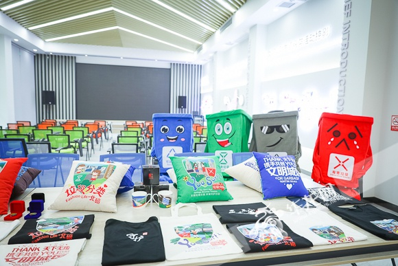 西南大学南社区青年志愿服务中心展出的垃圾分类主题文创产品。华龙网-新重庆客户端记者李裕锟摄