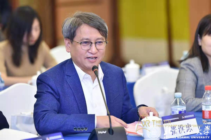 北京师范大学新闻传播学院执行院长张洪忠教授主持年会