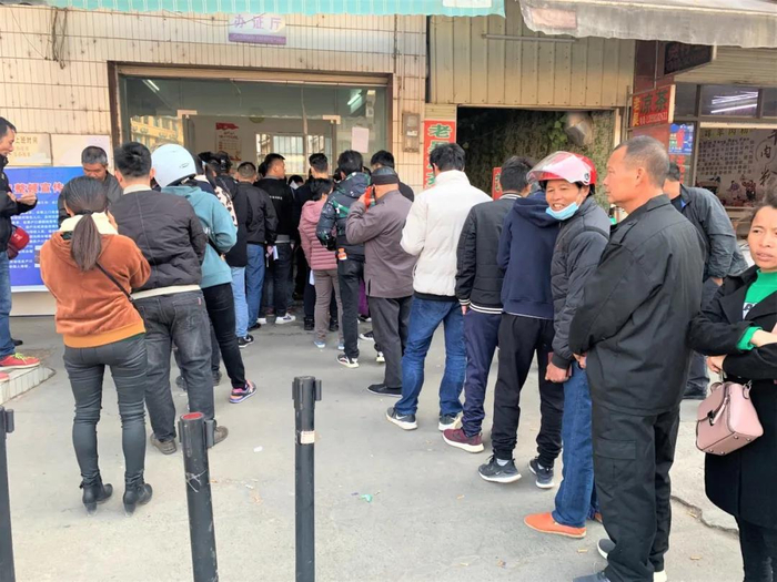 横县居民在横州镇附城派出所外等候办理户口分户业务