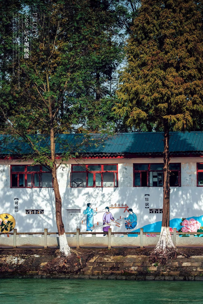 ▲ 安靖镇府河绿道上的蜀绣文化墙