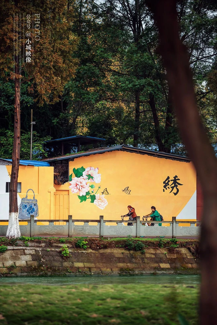 ▲ 安靖镇府河绿道上的蜀绣文化墙