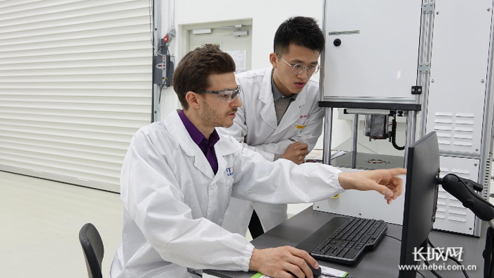 外国专家与技术人员共同探讨。长城网记者 李代姣 摄