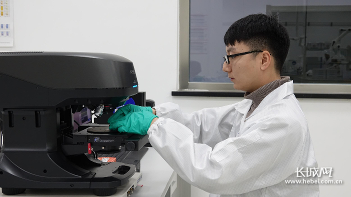 技术人员进行技术研发，自主创新。长城网记者 李代姣 摄