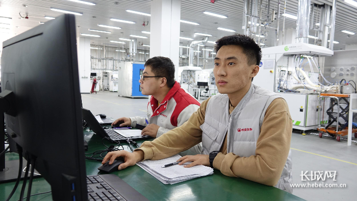 技术人员正在观察检测数据。长城网记者 李代姣 摄