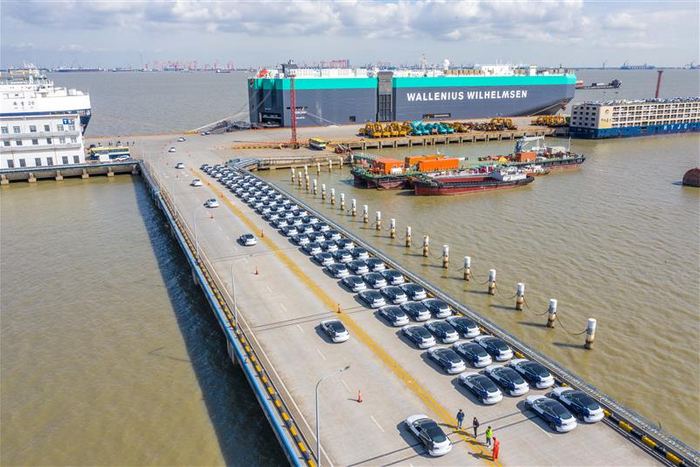  首批出口欧洲的Model3标准续航升级版整车在海通国际汽车码头装船