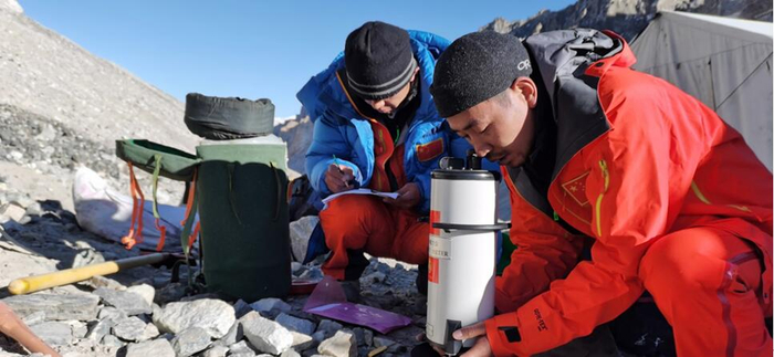 登山队员们在前进营地使用测量仪器 / 图：桑登次旺