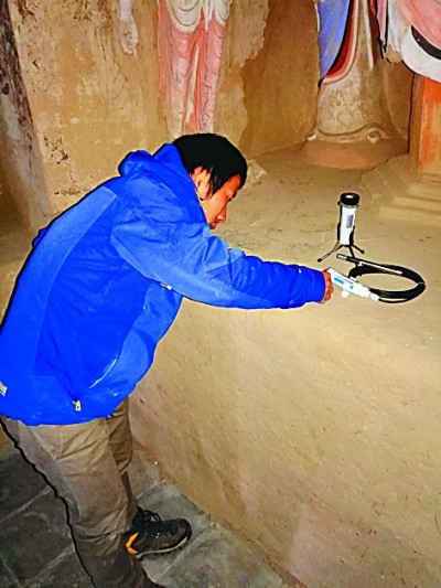     团队人员在安装第二代温湿度二氧化碳监测装置。董亚波团队供图