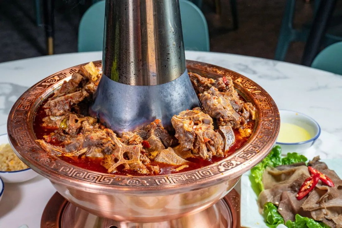 铜锅里的羊蝎子。摄影/阿游