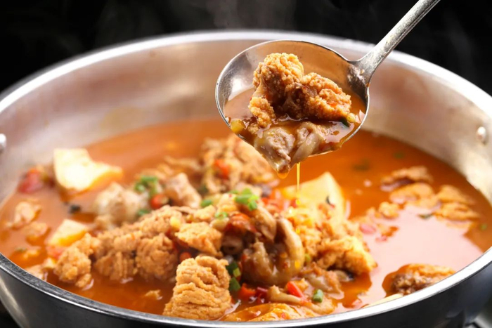 荆州鱼杂火锅与鱼糕。摄影/yaobbao02