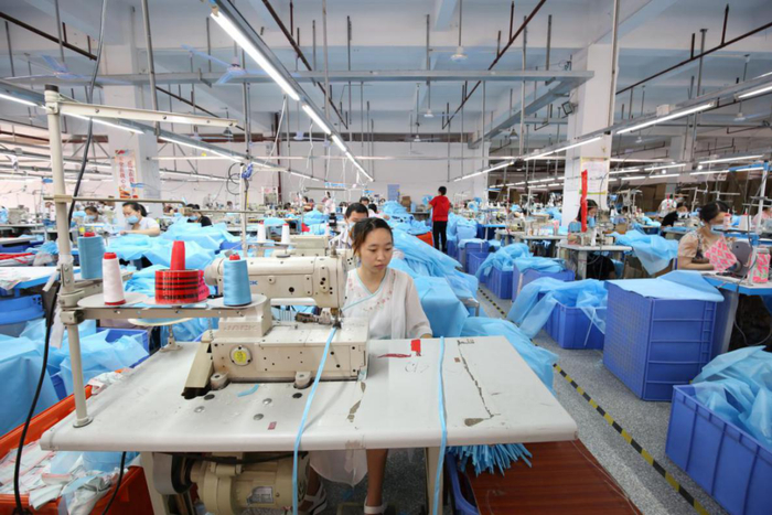 图为贫困群众在龙南县就业扶贫福利厂车间就业