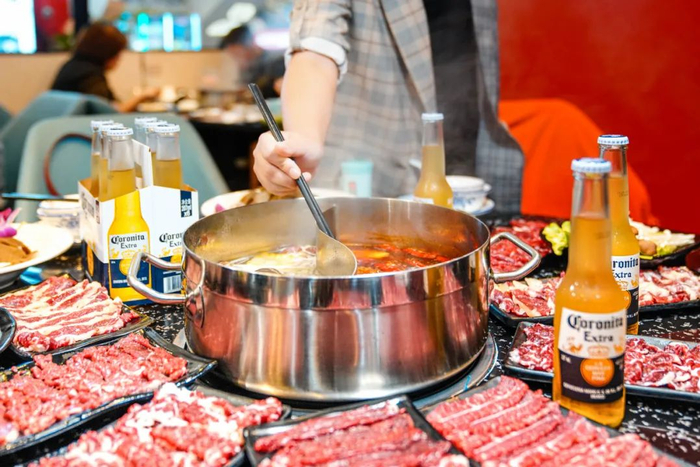 潮汕牛肉火锅店，讲究鲜肉现切。图1摄影/阿游，图2摄影/李艺爽