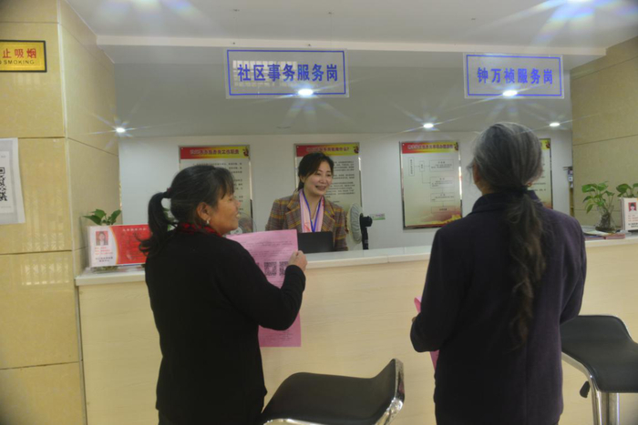 图为搬迁群众在于都县上欧思源安置区社区服务中心咨询问题