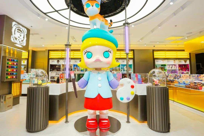 线下门店摆放着Molly，图源其官方微博