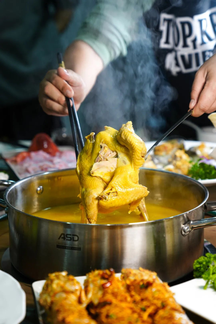 江浙火锅大多滋味风雅，比如本地鸡窝火锅。摄影/李艺爽