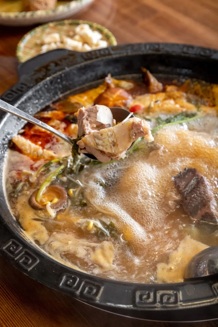 翻腾的酸汤鱼火锅。摄影/吴学文