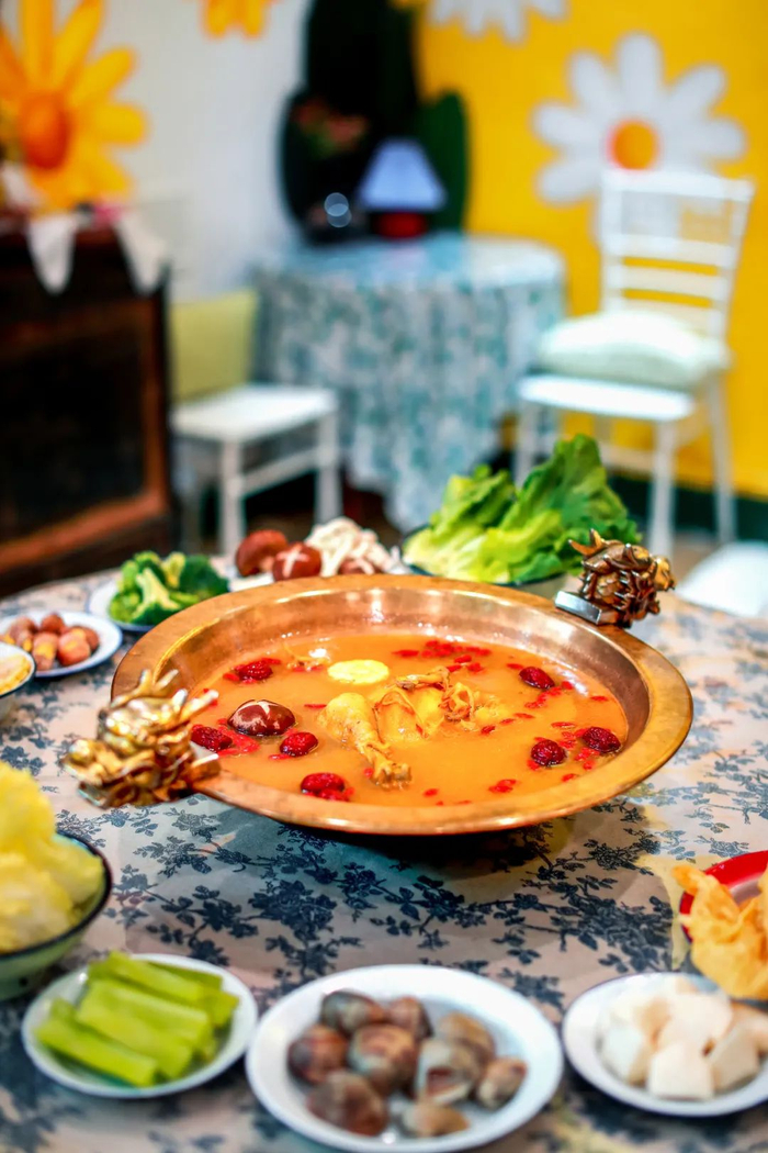 本地鸡窝火锅的汤，味道最令人念念不忘。摄影/李艺爽