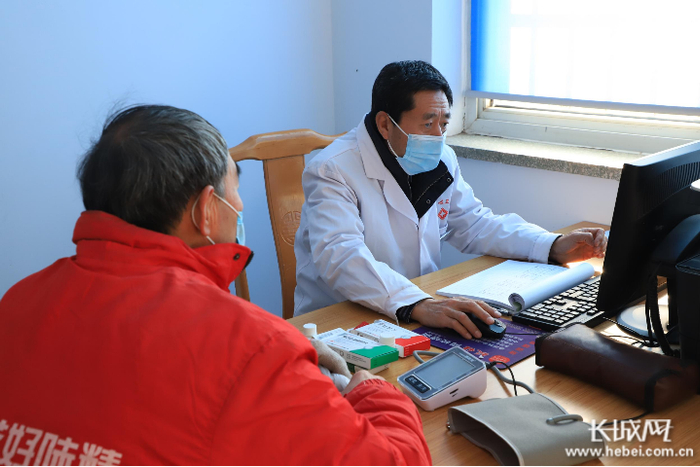 医生在为病人问诊。通讯员 赵哲 摄