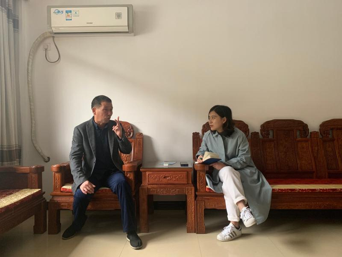  石草龙（左）接受解放日报·上观新闻记者采访