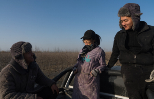 ▲ “叁颗枣”的三位创业者、赵闫和她的双胞胎弟弟在一起。（摄影：穆功）