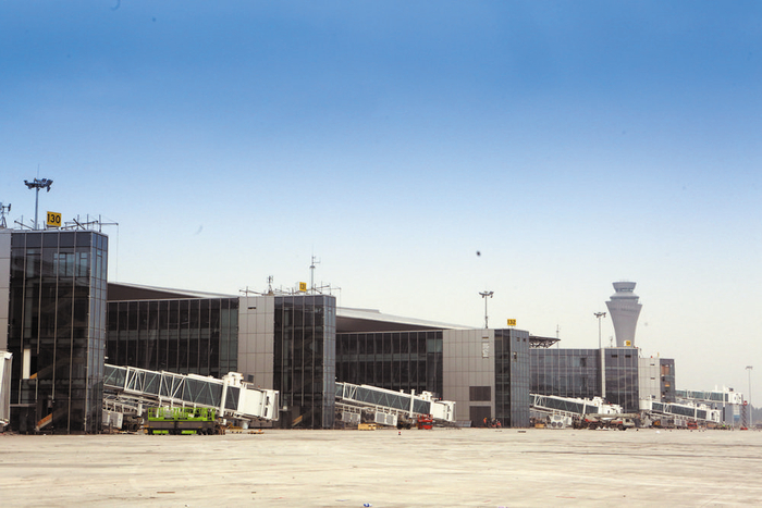 紧挨天府国际机场1号塔台的廊道式候机楼，已基本安装完毕，正在调试