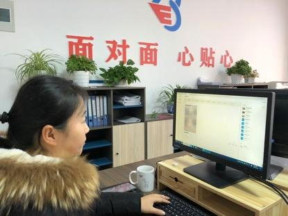 村委委员杨晓文在用钉钉办公