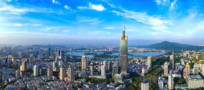 蓝天白云下俯瞰南京城，山水城林尽收眼底。南报融媒体记者 冯芃摄