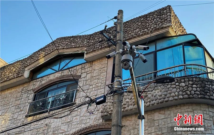 京畿道安山市赵斗顺家附近，安装了大量摄像头。曾鼐 摄