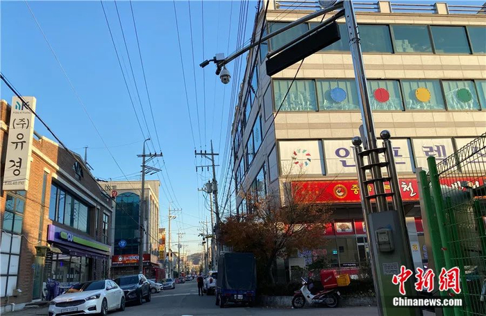 京畿道安山市赵斗顺家附近，安装了大量摄像头。曾鼐 摄