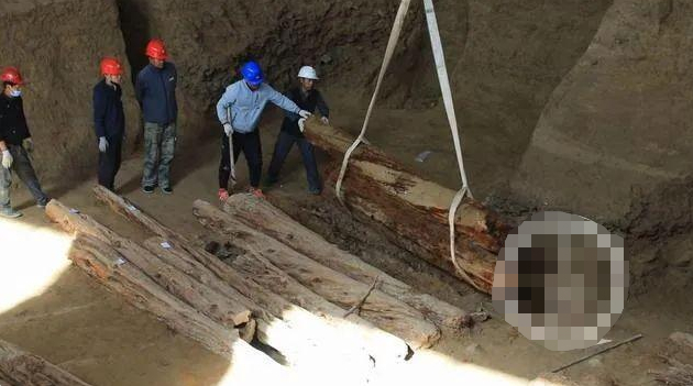 ▲血渭一号大墓从上到下，每隔1米左右都用柏木横穿墓葬，相传共设9层，于是有了“九层妖楼”之称。/新华社