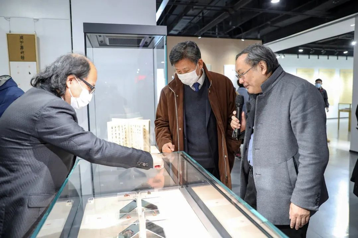 ▲ 指导老师张索介绍学生作品