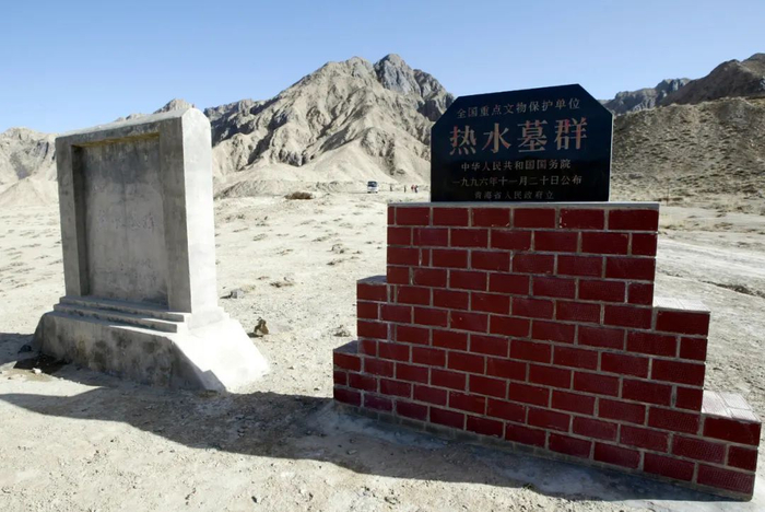 ▲热水墓群被列为中国1996年度十大考古发现之一