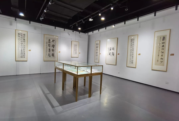 ▲我国著名篆刻家韩天衡为大夏印社题写社名，西泠印社副社长童衍方、李刚田等14位名家为印社题字，对大夏印社寄予厚望。