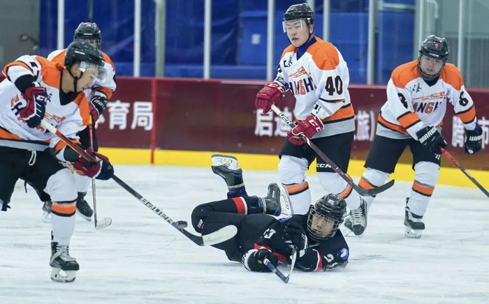 北京队球员黄腾赫（下）在比赛中拼抢。新华社记者江文耀摄