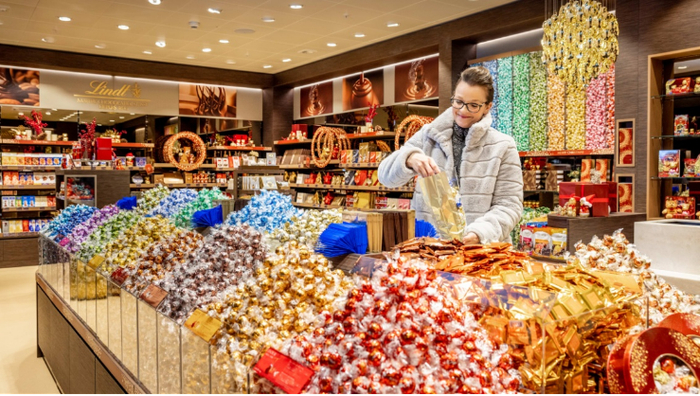 ▲ 站内瑞士莲巧克力商店