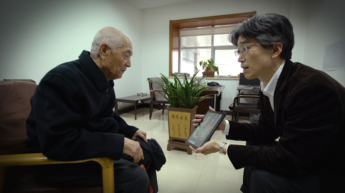 石田隆至（右）在太原采访二战亲历者（石田供图）