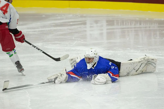 北京体育职业学院队门将葛思雄（右）在比赛中扑救。新华社记者吴壮摄