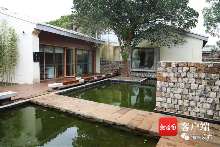 树木泉水环抱的院落。记者 姚皓 摄
