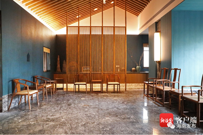 古朴典雅的议事厅。记者 姚皓 摄