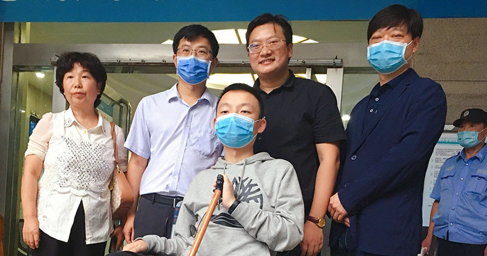 姚策、生母杜新枝和周兆成律师合影