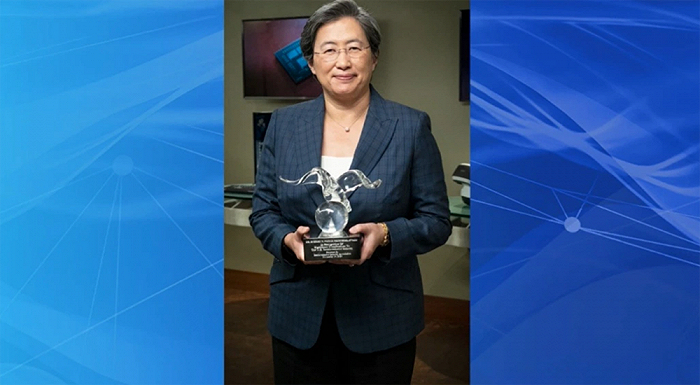 ▲线上颁奖典礼，苏姿丰拿到罗伯特·诺伊斯奖奖杯