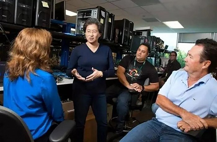 ▲苏姿丰和路易斯·卡斯特罗（身着Ryzen T恤）、李·鲁斯克（身着Polo衫）及另一位工程师在实验室探讨AMD的Zeppelin项目