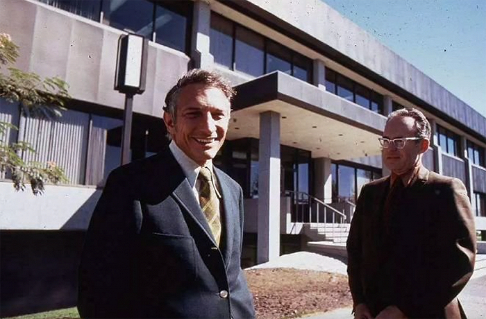 ▲英特尔创始人罗伯特.诺伊斯（左）联合其它硅谷企业成立美国半导体产业协会（SIA），以应对日本半导体企业的竞争