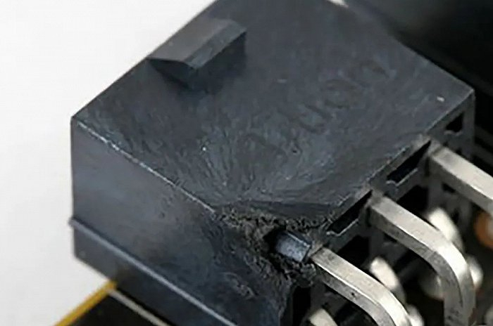 ▲AMD用人工打磨公版HD6900显卡的外接6pin供电插头