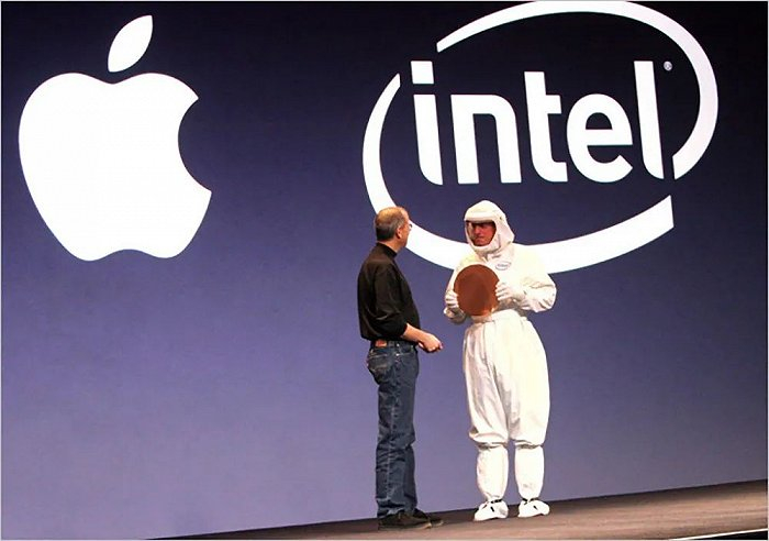 ▲前英特尔CEO保罗·欧德宁穿着兔子服和苹果创始人乔布斯同台